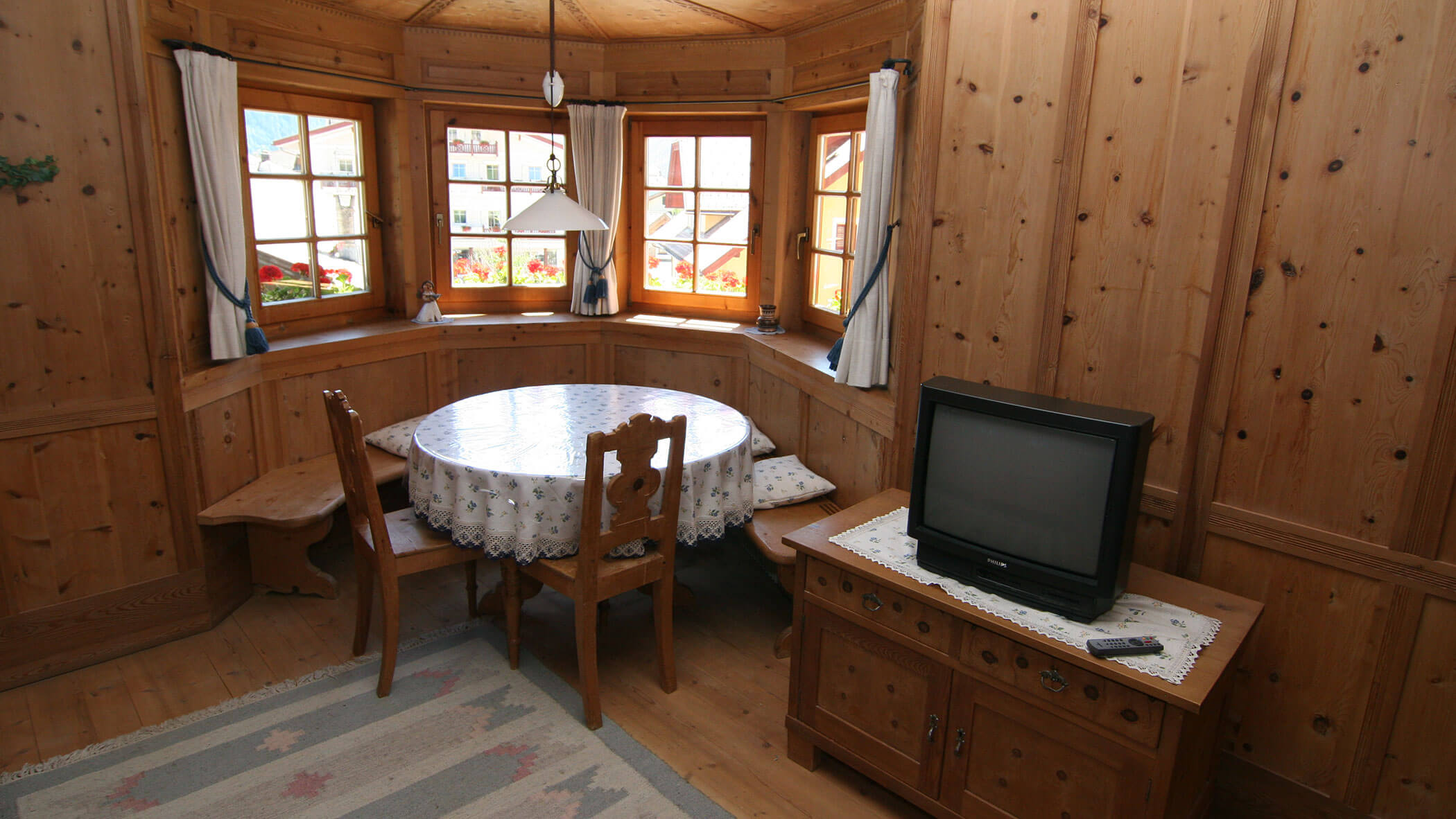 Apartment1 - Table - Stroblhof